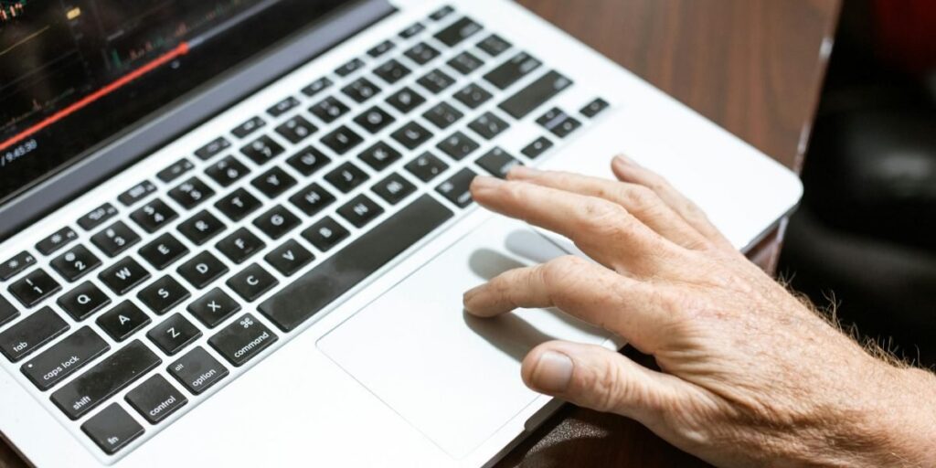 Artykuł pokazuje, dlaczego analiza istniejących sklepów online to najszybsza droga do skutecznego startu w e‑commerce, ilustrując wnioski przykładami 4F i Adida...