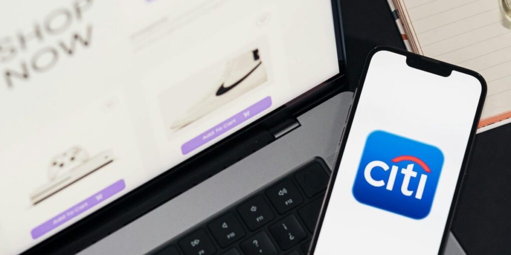 Artykuł koncentruje się na tym, jak zarządzać finansami sklepu internetowego w 2026 roku z naciskiem na bankowość firmową i bezpieczną integrację systemów. Omów...