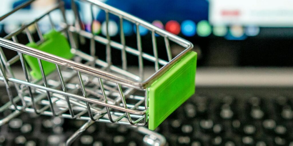 Artykuł opisuje, jak w 2026 roku strategia omnichannel oraz wykorzystanie danych i AI stają się kluczowe dla sukcesu e‑commerce, przedstawiając praktyczne przyk...