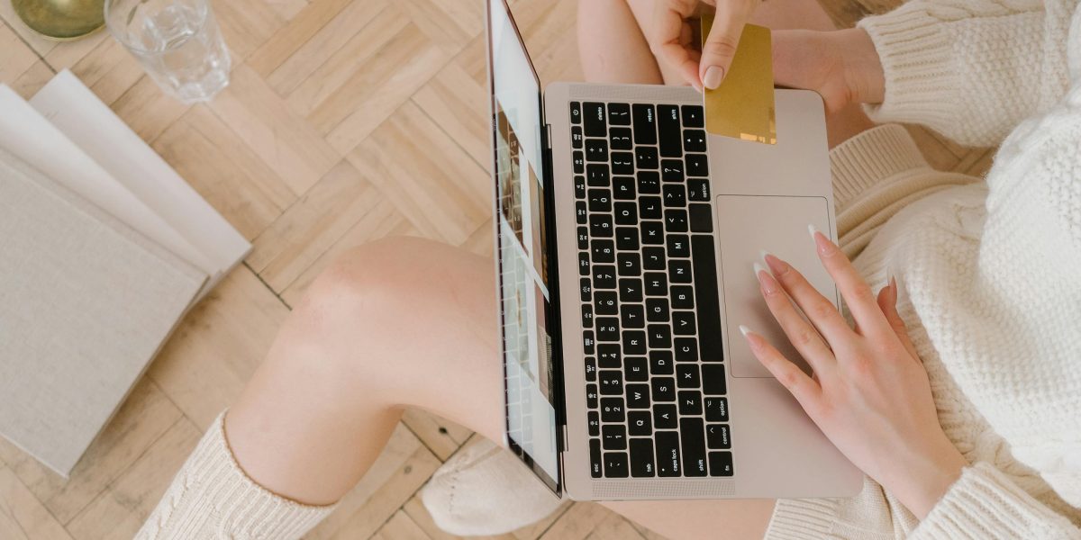 Klienci potrzebują jasnych informacji, aby podjąć decyzję o zakupie online, szczególnie na urządzeniach mobilnych.