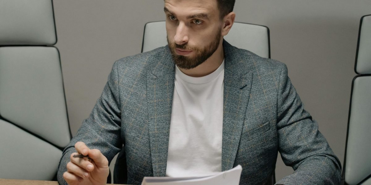 Osoba podejmująca kluczową decyzję biznesową, taką jak wybór platformy e-commerce dla nowego sklepu.