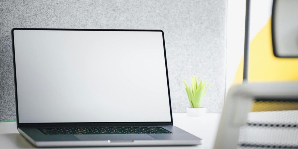 Artykuł wyjaśnia, jak mądrze wybierać szkolenia biznesowe do budowy i skalowania sklepu internetowego w Polsce 2026. Najpierw przedstawia kontekst rynkowy i dla...