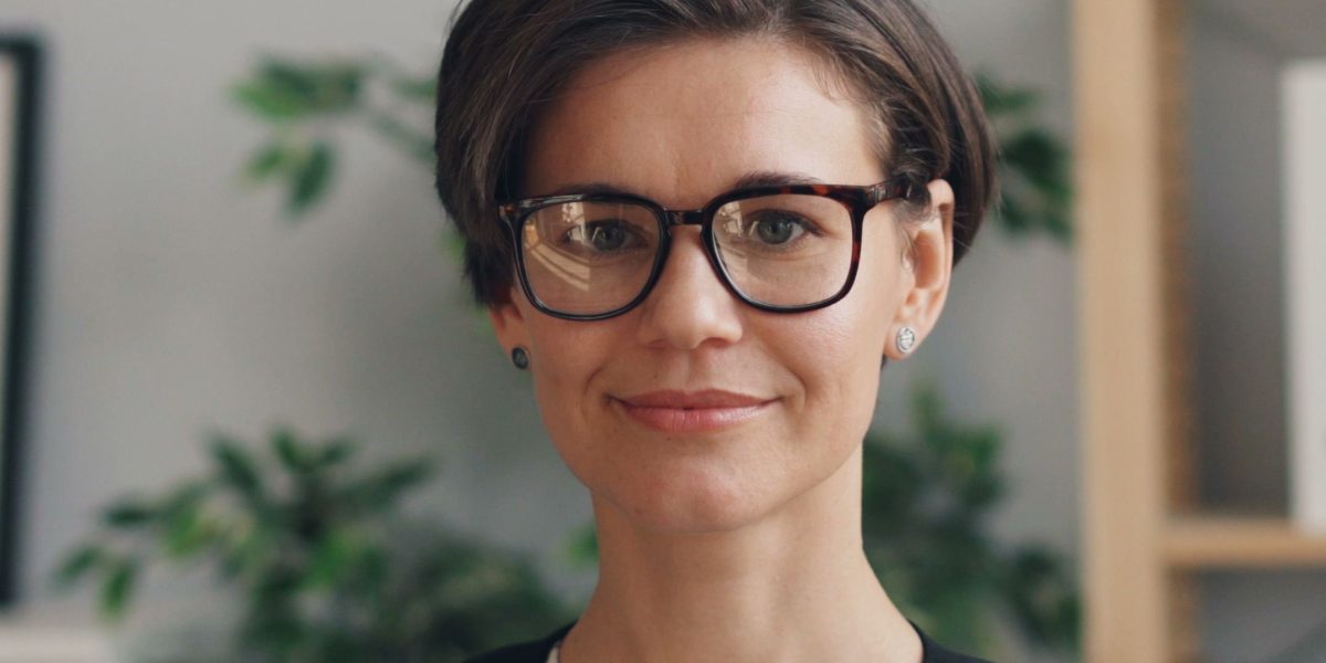 Osoba ciesząca się z sukcesu w biznesie online, po osiągnięciu znaczących wyników.